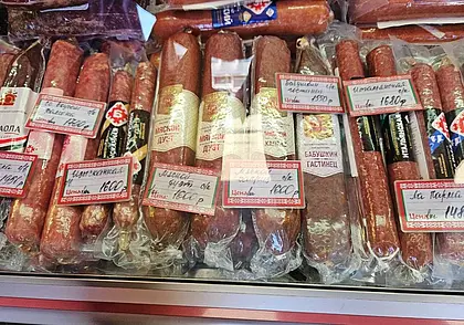 Кило сырокопченой колбаски – 54 рубля, сарделек – 25
