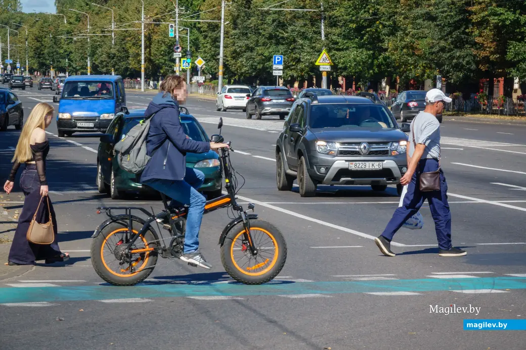 По новой редакции ПДД велосипедисты и самокатчики должны спешиваться на пешеходных переходах.