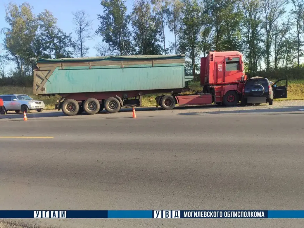 Рано утром 10 сентября в Могилевском районе столкнулись грузовик и легковой автомобиль