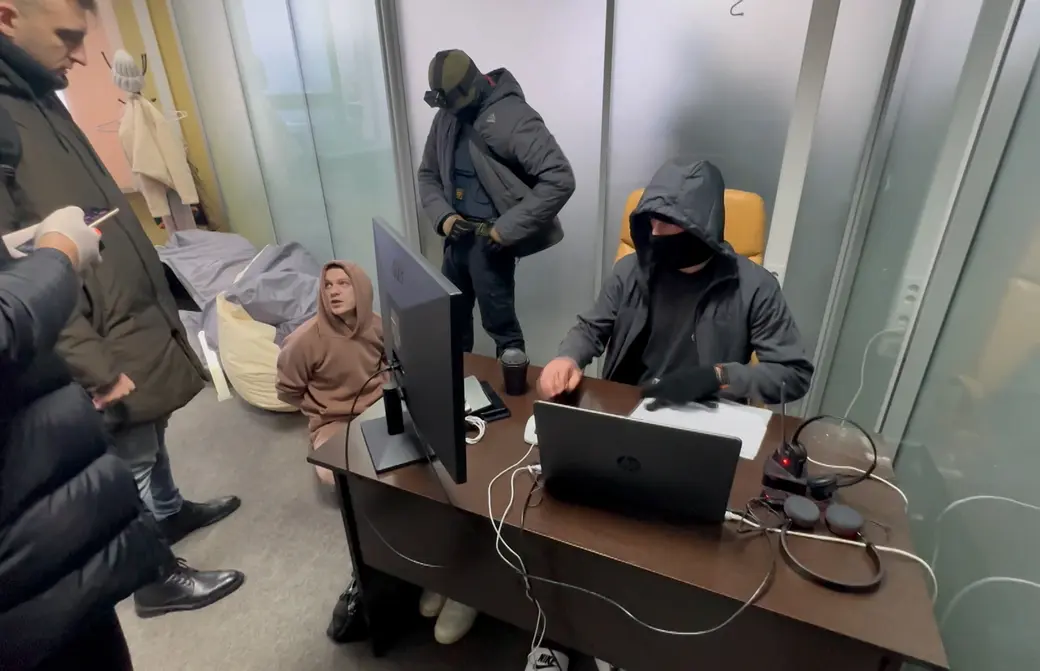 Белорусские следователи провели первую операцию против мошеннических колл-центров. Фото: ОНТ.