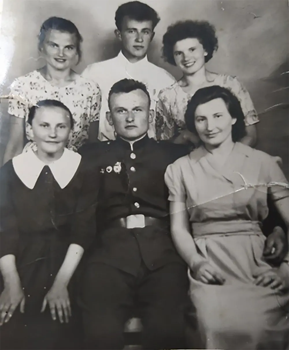 1960-е. Семья Дедюля, дети Андрея. Верхний ряд: Ольга, Иван, Анна. Нижний ряд: Тамара, Виктор, Надежда .