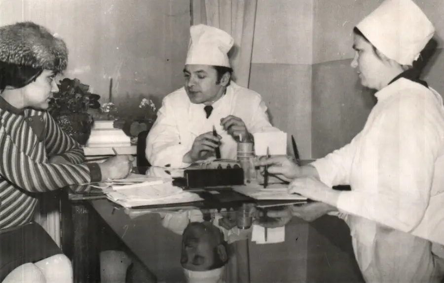 Иван Иосифович Богдевич на работе, в 6-й поликлинике Бобруйска.