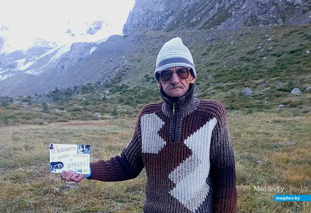 12.09.2025, Центральный Кавказ, район горы Виатау. Дмитрий Гребенников с уже ставшим каноническим мини-плакатиком «Не забывайте своих старых друзей!».