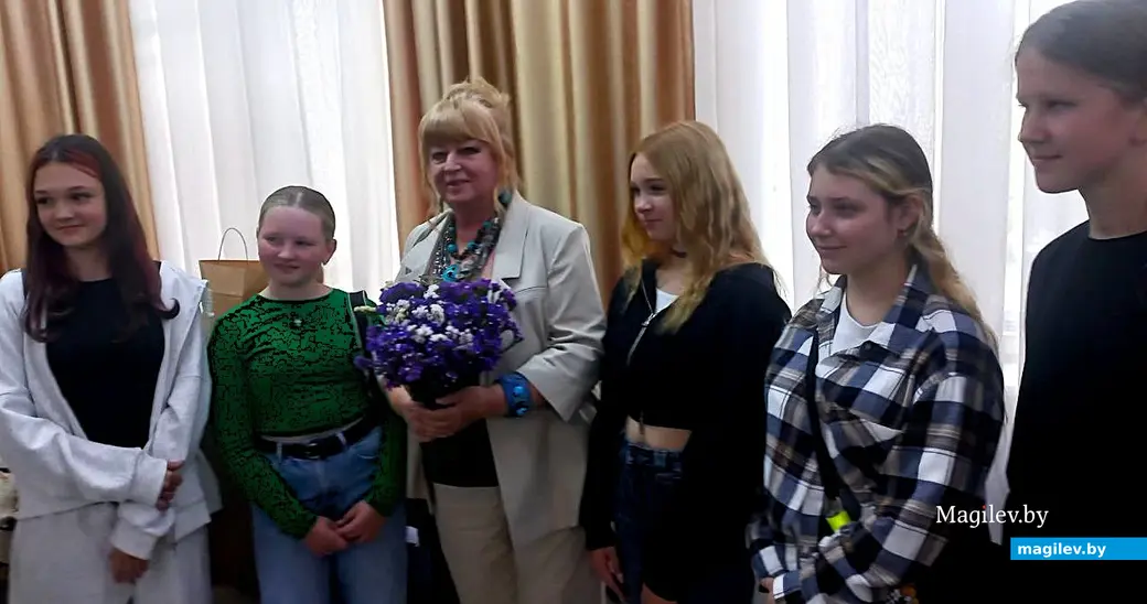 12.09.2025, Могилев, музей Павла Масленикова. Открытие выставки «В поисках истины». Вера Юркова с молодыми художниками.