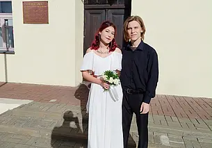 Она любит черное, но ради него в ЗАГС пришла в белом платье. Свадебная пара недели