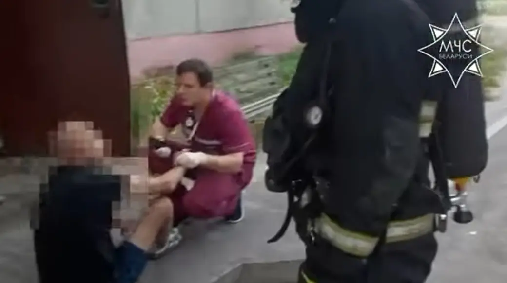 13 сентября 2025 года. Пожар на улице Пионерской в Бобруйске. Работники МЧС вынесли мужчину на свежий воздух и передали медикам.