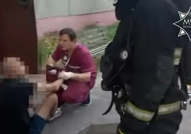 В Бобруйске горела квартира на 5-м этаже. Спасли мужчину (видео)