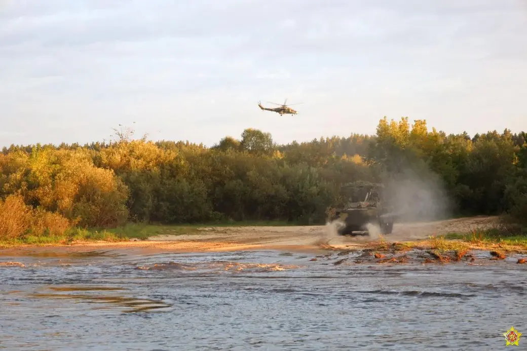 В рамках учения российские мотострелковые подразделения провели переправу через реку Березина. Фото: Минобороны Республики Беларусь.