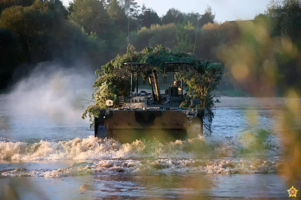В рамках учения российские мотострелковые подразделения провели переправу через реку Березина. Фото: Минобороны Республики Беларусь.
