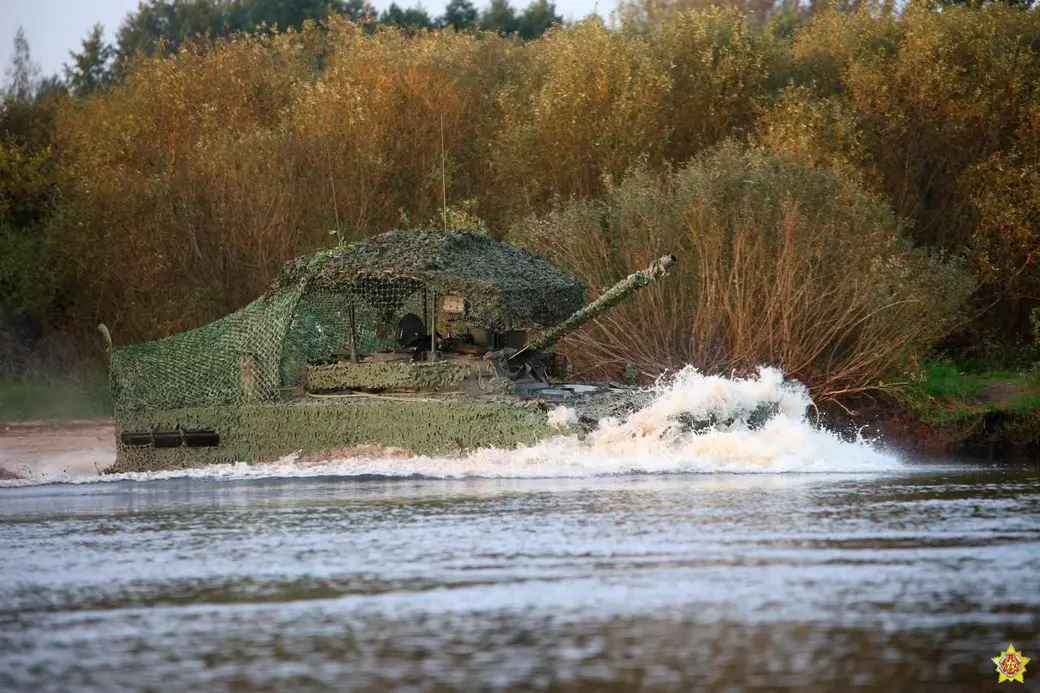 В рамках учения российские мотострелковые подразделения провели переправу через реку Березина. Фото: Минобороны Республики Беларусь.
