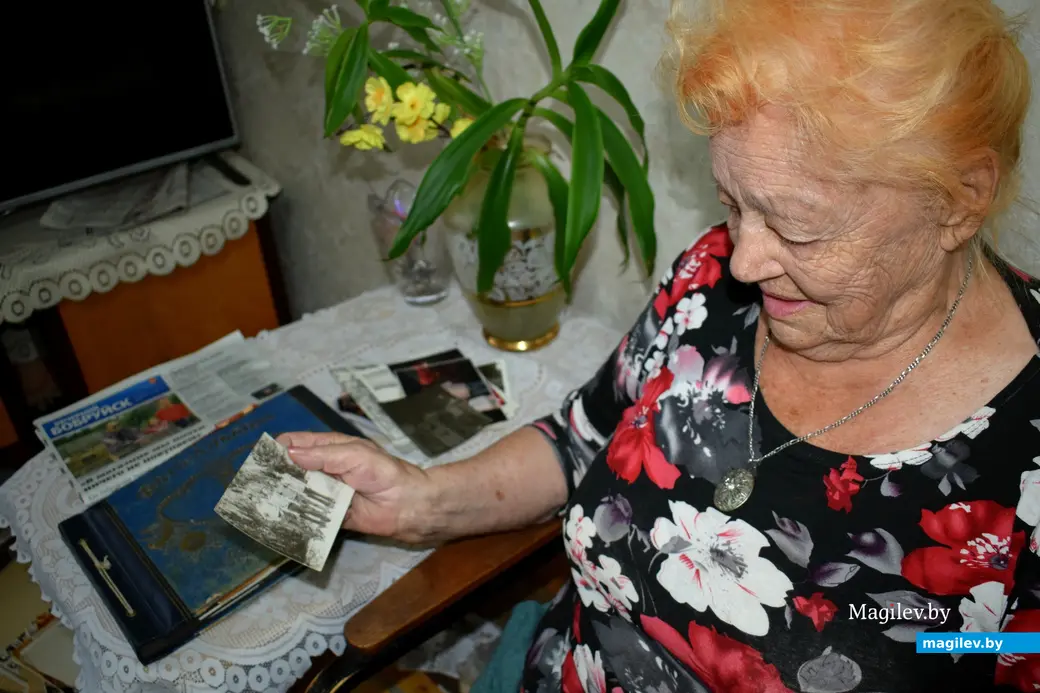 12.09.2025. Нина Стародубцева листает свой альбом.