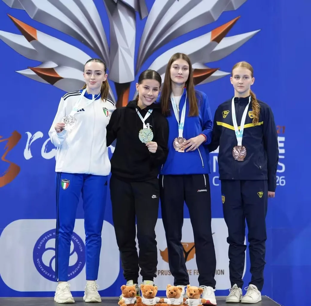 Ульяна Маркова (вторая слева) – победительница чемпионата Европы по каратэ среди юниоров и