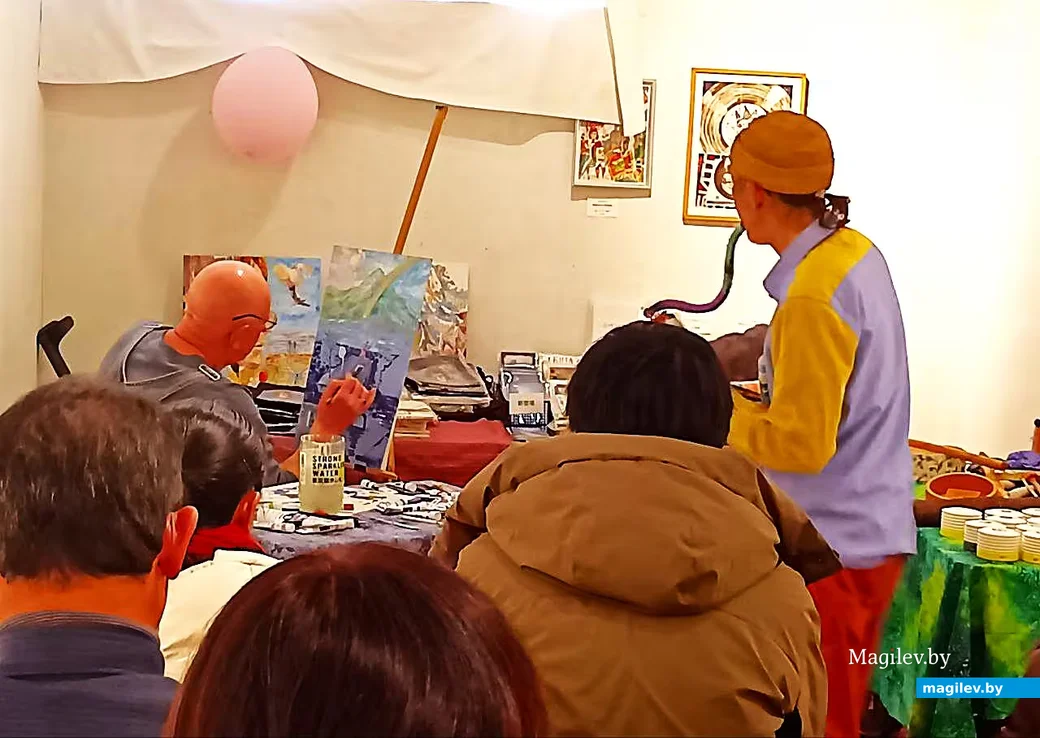  2025 год, Япония, Токио. Слава перед участниками битловского фан-клуба. 