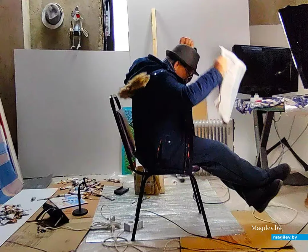   2025, Грузия, Батуми. Работа кипит. Вадис под впечатлением. (Фрагмент видеоролика).