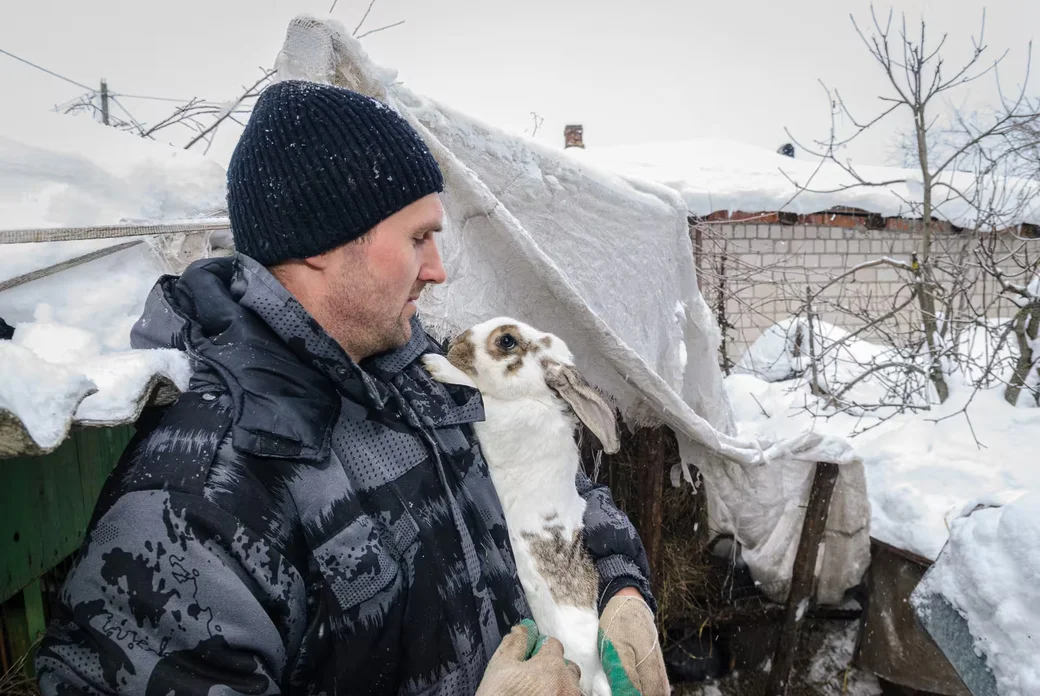 05.02.2026. Бобруйчанин Сергей Семенков держит свиней, кроликов и птиц на приусадебном участке.
