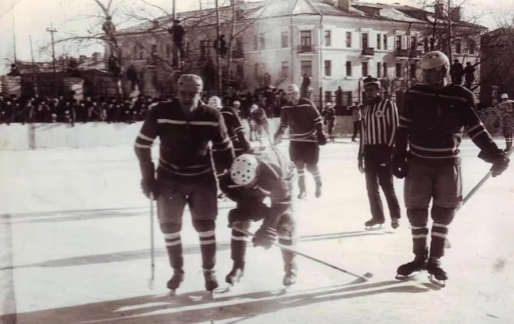 Бобруйск, 1972 г. Юрий Захаров оказывает помощь Юрию Киселеву. на стадионе «Спартак»  
