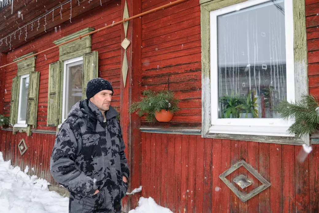 05.02.2026. Бобруйчанин Сергей Семенков держит свиней, кроликов и птиц на приусадебном участке.