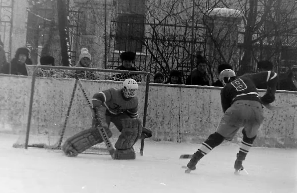 1980-е, стадион «Спартак. В атаке Арманд Круклис («Шинник» Бобруйск).