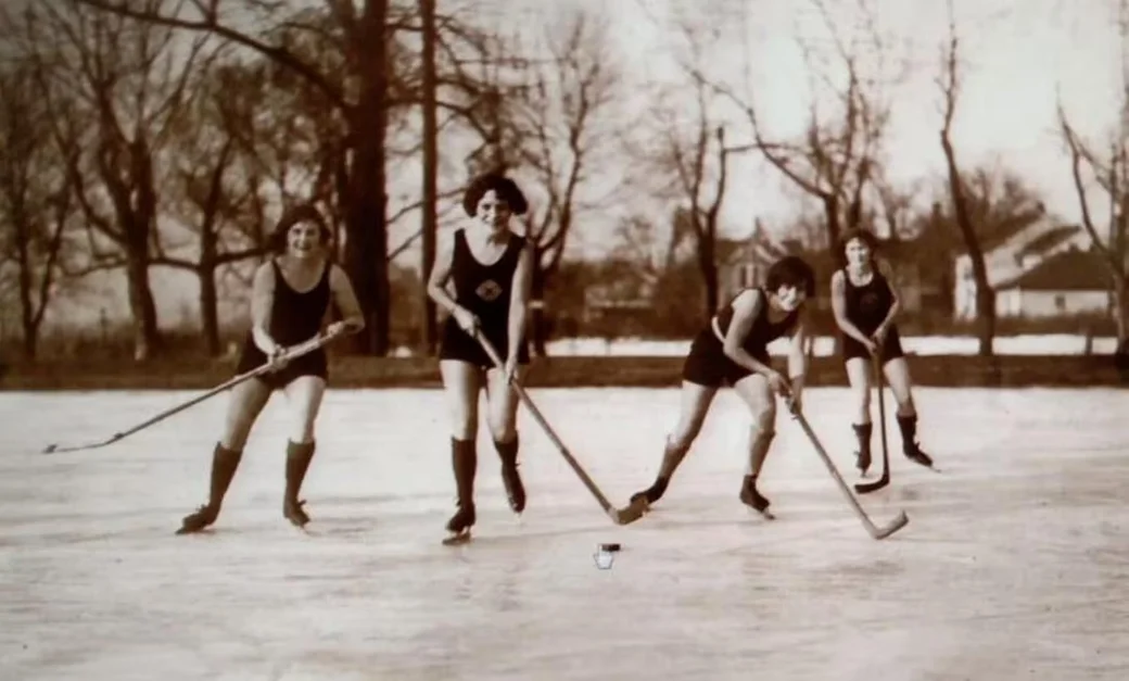 И женский хоккей – не выдумка XXI  века. Канада, начало века XX-го