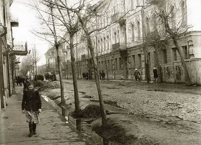 Могилев середины ХХ века. Улица Ленинская. Справа дом Бобовика. Фото из открытых