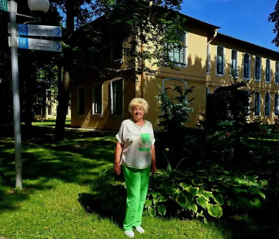 Лето 2025 г. Людмила Николаевна Бочарова в Санкт-Петербурге, у стен родного педиатрического медицинского университета, который она окончила 51 год назад. Фото из личного