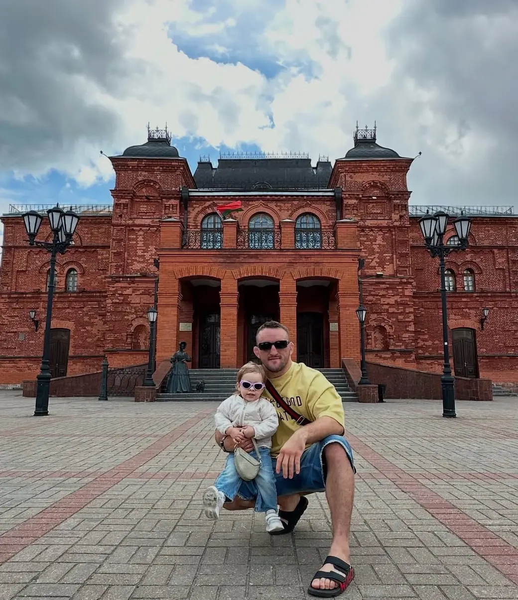 А здесь со своей маленькой доченькой возле одной из главных могилевских достопримечательностей - драмтеатра.