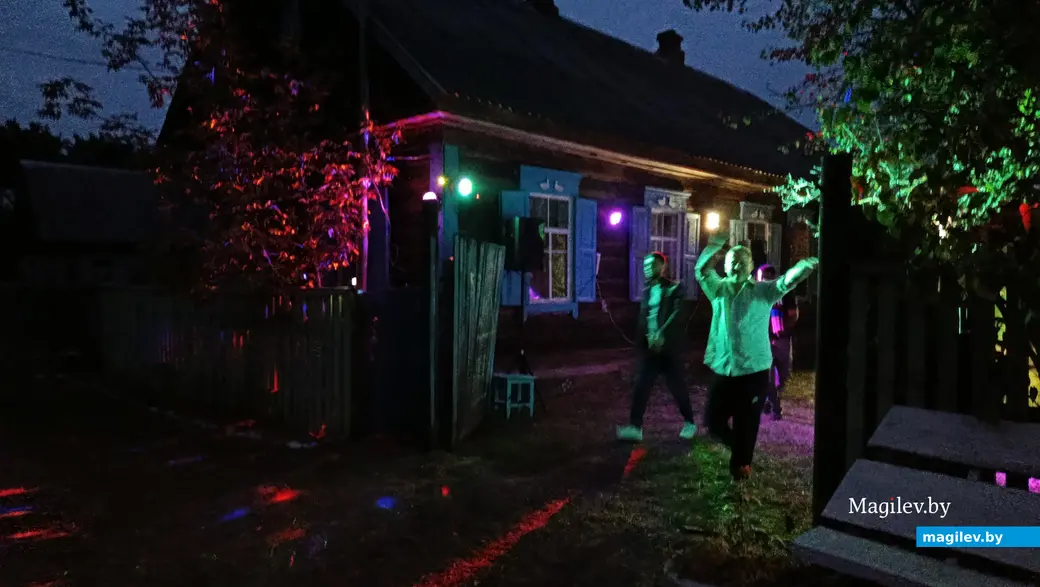 Сентябрь 2025 г. Сельская дискотека под открытым небом в деревне Зеленковичи Глусского района.