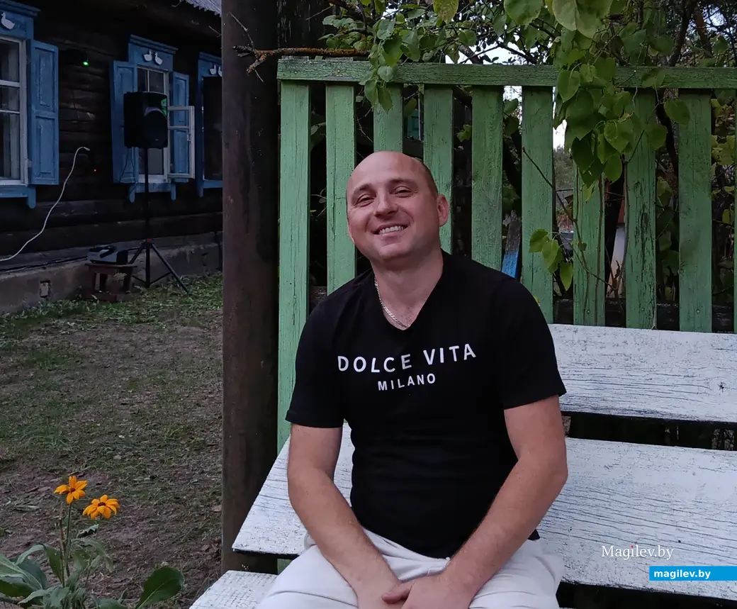 Сентябрь 2025 г. Организатор и идейный вдохновитель сельской дискотеки в Зеленковичах - бобруйчанин Григорий Булка.