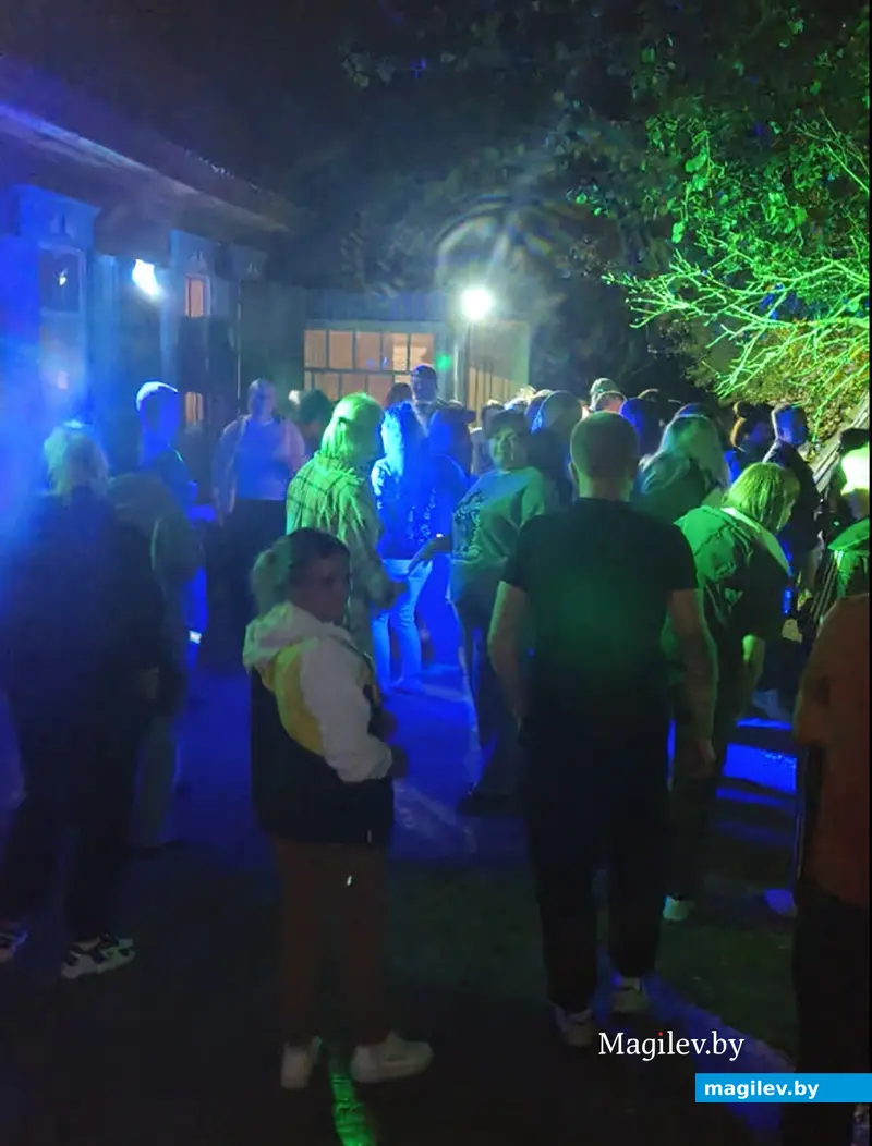 Сентябрь 2025 г. Сельская дискотека под открытым небом в деревне Зеленковичи Глусского района.