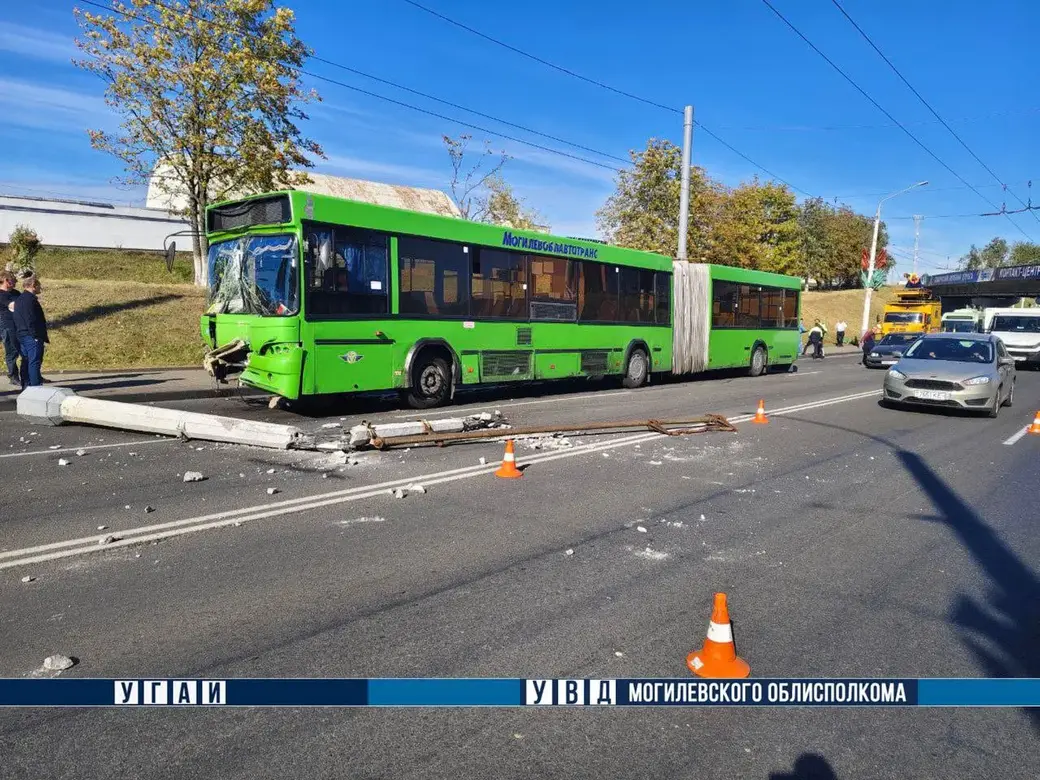 В Могилеве столкнулся маршрутный автобус и легковой автомобиль. Фото ТК-Милиция Могилевщины.