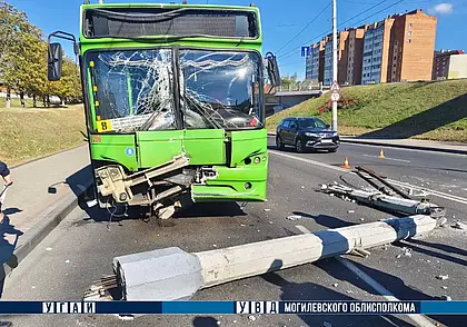В Могилеве столкнулись маршрутный автобус и легковой автомобиль