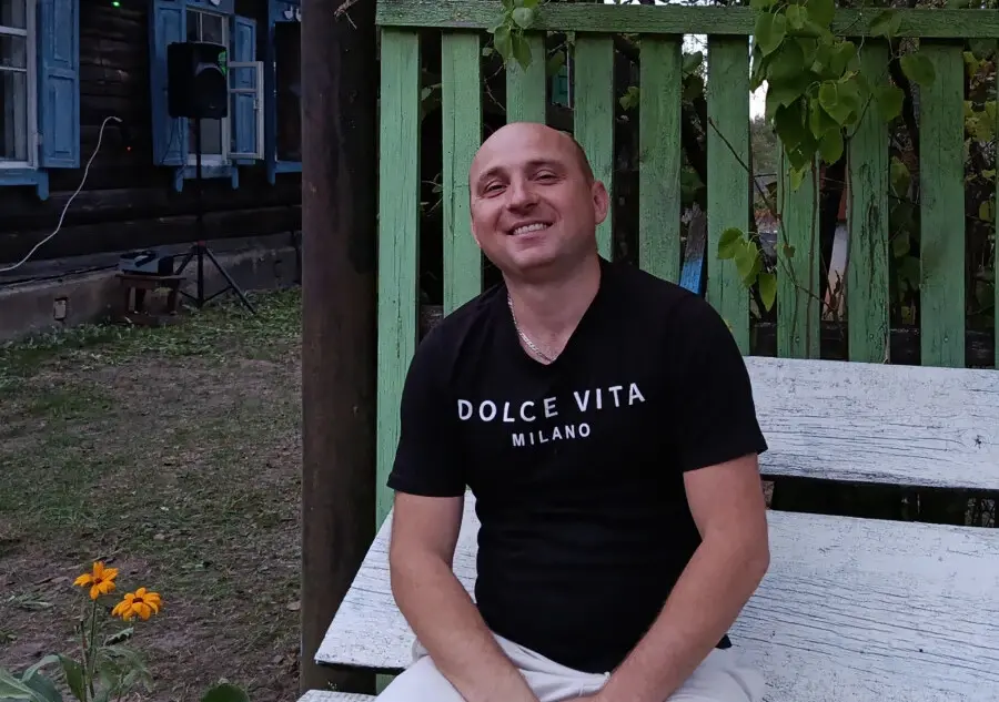 Сентябрь 2025 г. Организатор и идейный вдохновитель сельской дискотеки в Зеленковичах - бобруйчанин Григорий Булка.