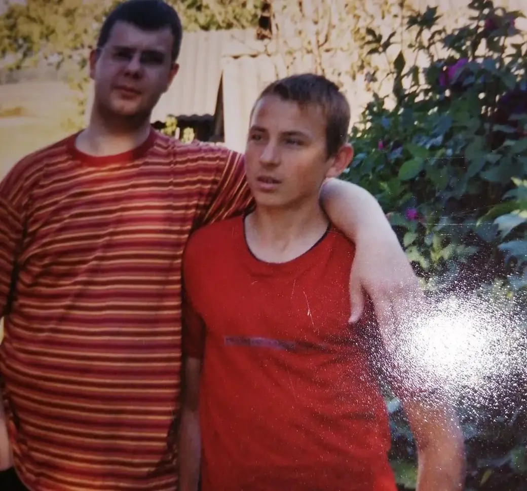 Григорий Булка (справа) со своим двоюродным братом в д. Зеленковичи. 2002 год.