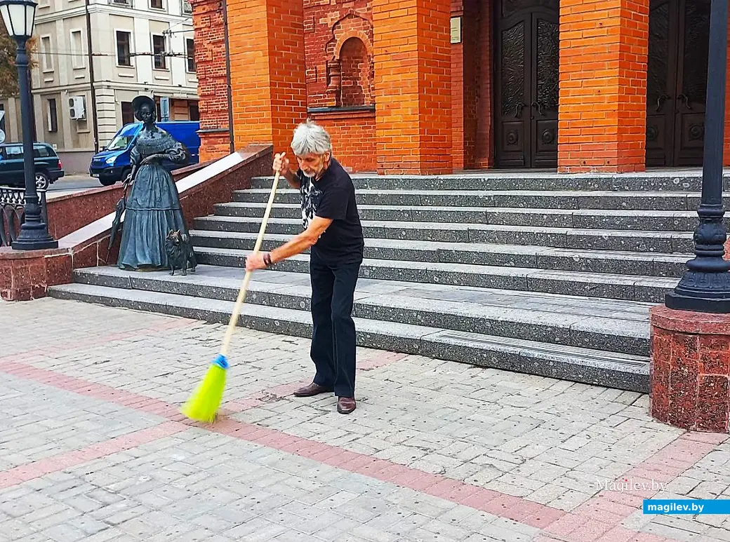 Сентябрь 2025 года, Могилев. У драмтеатра.