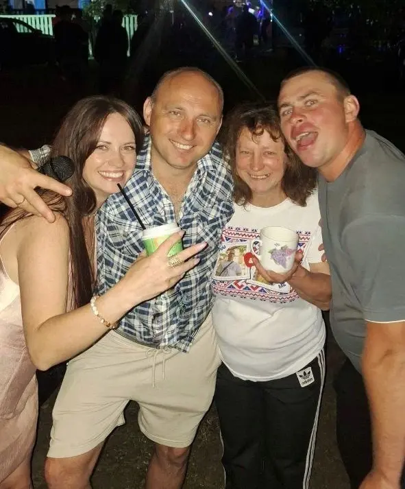 Григорий Булка (второй слева) на сельской дискотеке в Зеленковичах, 2024 год.