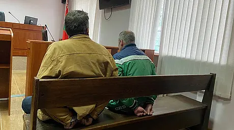 Подсудимые поили оленя кока-колой и таскали его за рога. Фото пресс-службы Мингорсуда.