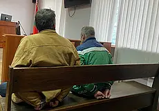10 суток ареста: суд назначил наказание двум белорусам, которые в зоопарке напоили оленя кока-колой