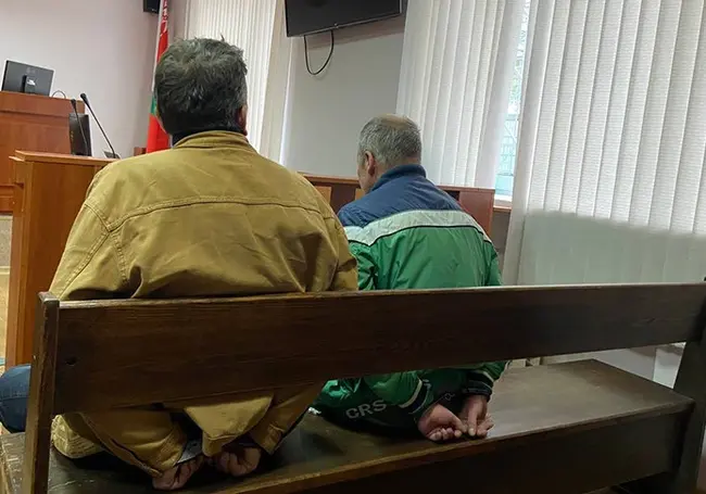10 суток ареста: суд назначил наказание двум белорусам, которые в зоопарке напоили оленя кока-колой