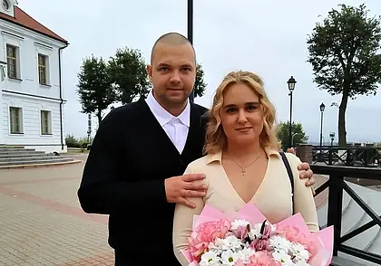 «Он меня буквально приучил к объятиям». Свадебная пара недели