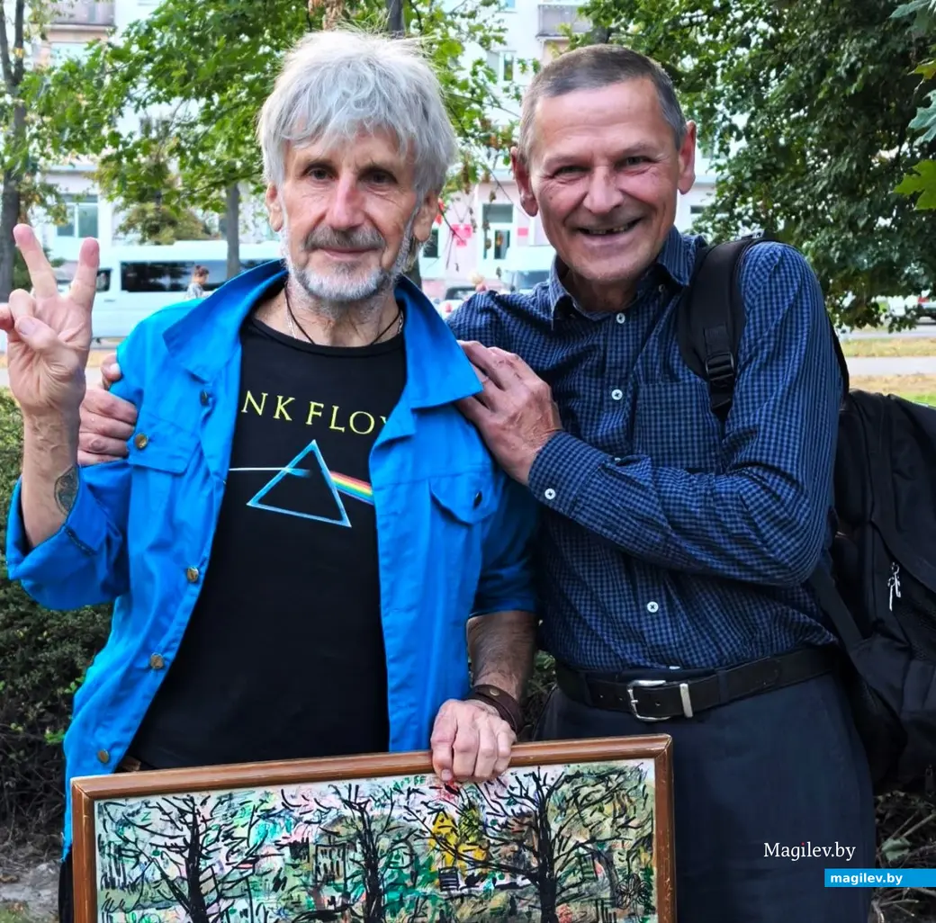 Сентябрь 2025 года, Могилев. Сергей Смелов (справа) не утратил искренности в проявлении своих чувств.