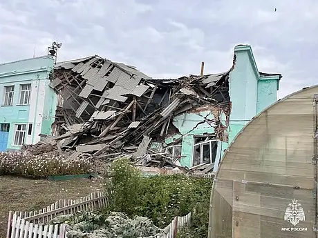 21 сентября 2025 года. В городе Татарске новосибирской области России обрушилась часть здания школы. Фото: ГУ МЧС по Новосибирской области.
