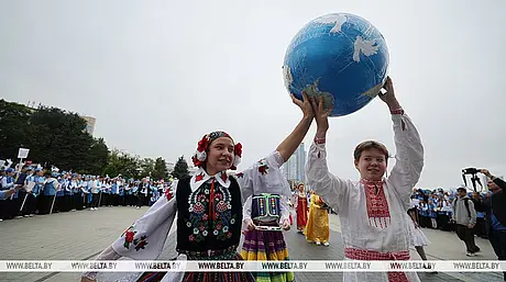 Сотни юных миротворцев собрались в центре Минска на городскую линейку, посвященную Международному дню мира. Фото: БЕЛТА.