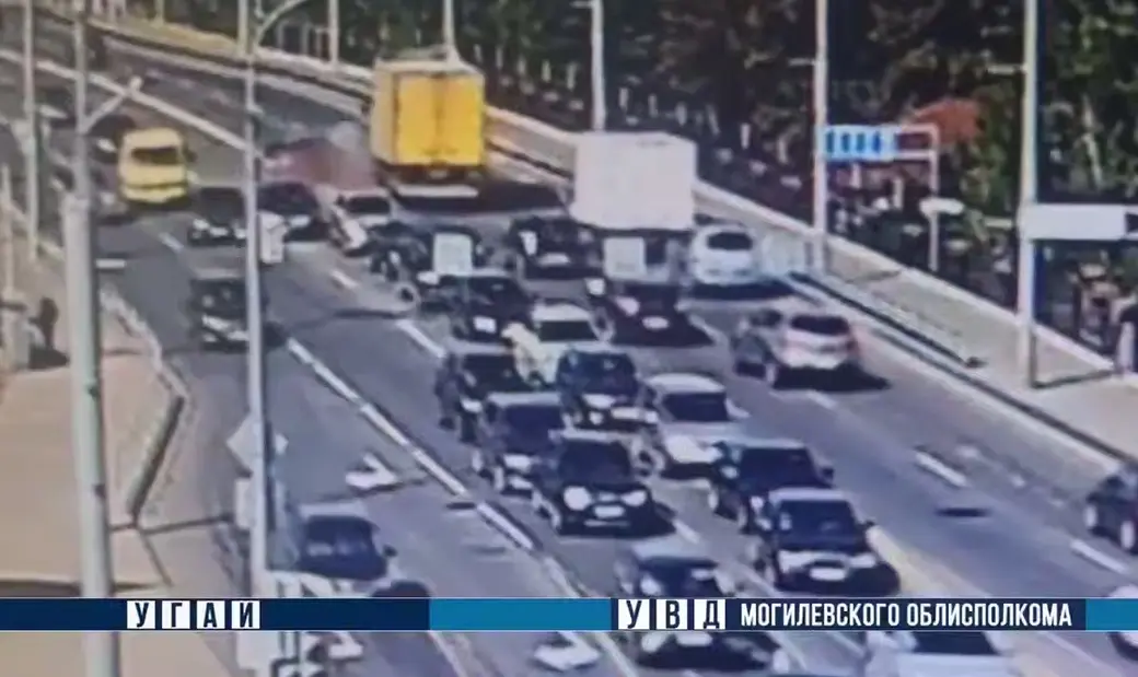 Момент ДТП. Скриншот видео УВД Могилевского облисполкома.