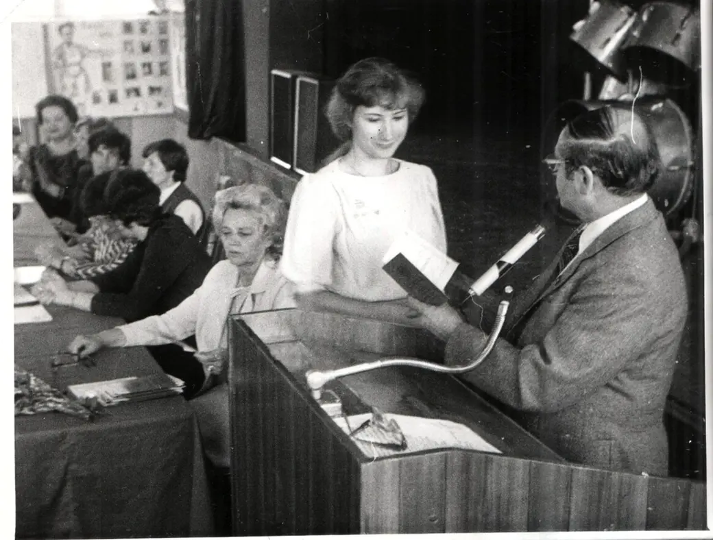 Директор 26-й школы Семён Палей и Нина Стародубцева (первая сидит) на вручении аттестатов