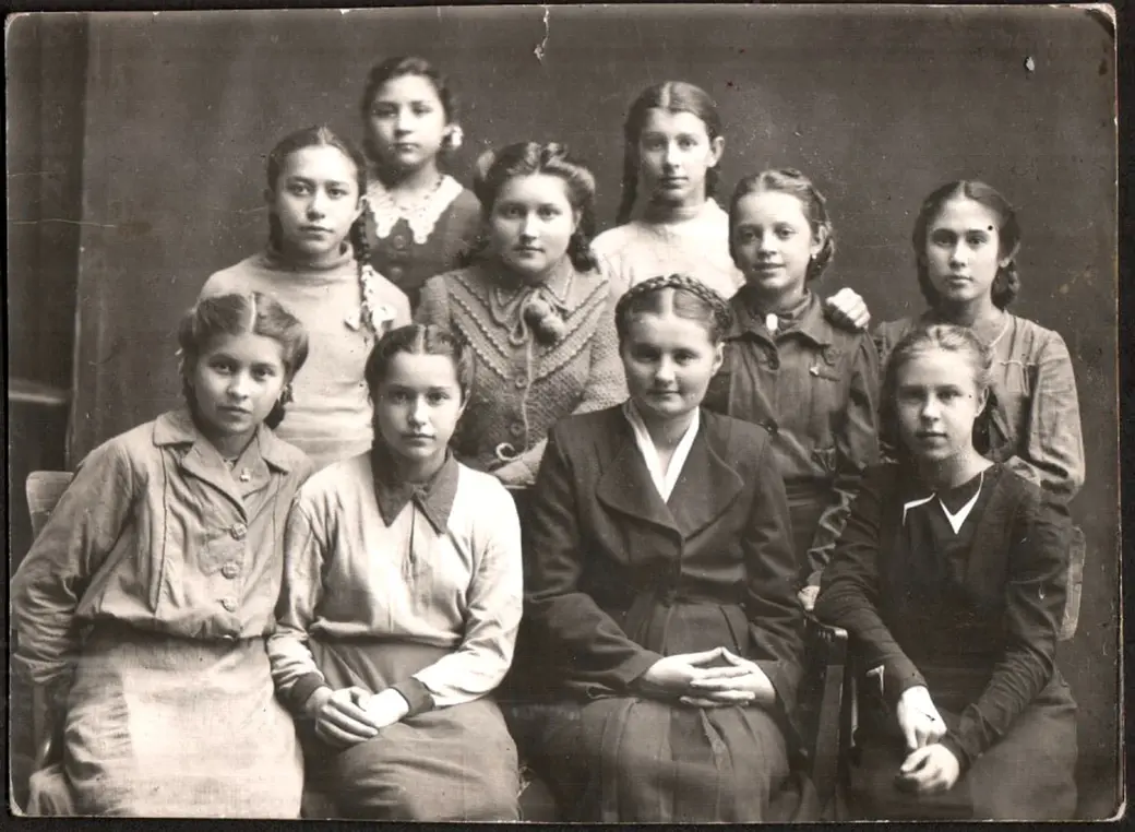 Нина Михайлова (теперь Стародубцева) в Уральской школе, вторая справа во втором ряду