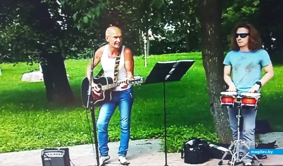 Август 2016 года, Могилев, городской парк имени Горького. Сергей Коноплев (слева) и Даник.