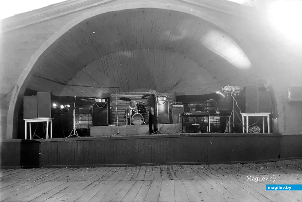 Сентябрь 1980 года, Могилев, городской парк имени Горького. До закрытия танцплощадки остается совсем немного.