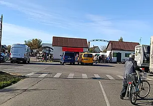 Рынок в Глуске: свежая зелень, малиновое варенье и сушенные грибы по ниточке