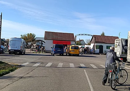 Рынок в Глуске: свежая зелень, малиновое варенье и сушенные грибы по ниточке