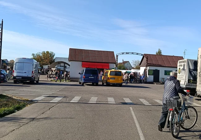 Рынок в Глуске: свежая зелень, малиновое варенье и сушенные грибы по ниточке